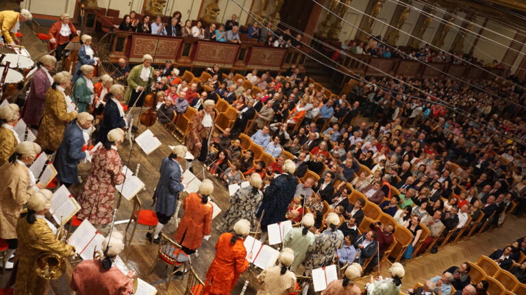 白髪のかつらに１８世紀末の華やかな衣装。「ウィーン・モーツァルト・オーケストラ」のコンサートに出かけてきました。