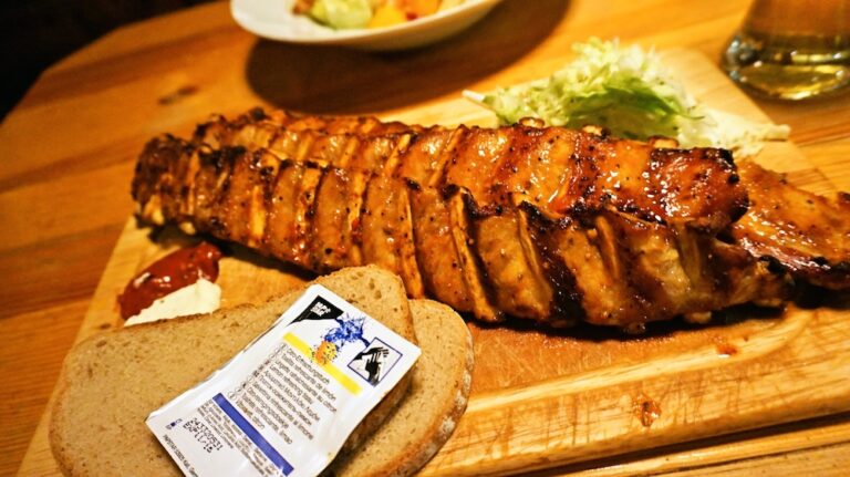 １メートル超の巨大肉にかぶりつく！ウィーンの人気スペアリブ店「Ribs of Vienna」に行ってきました。