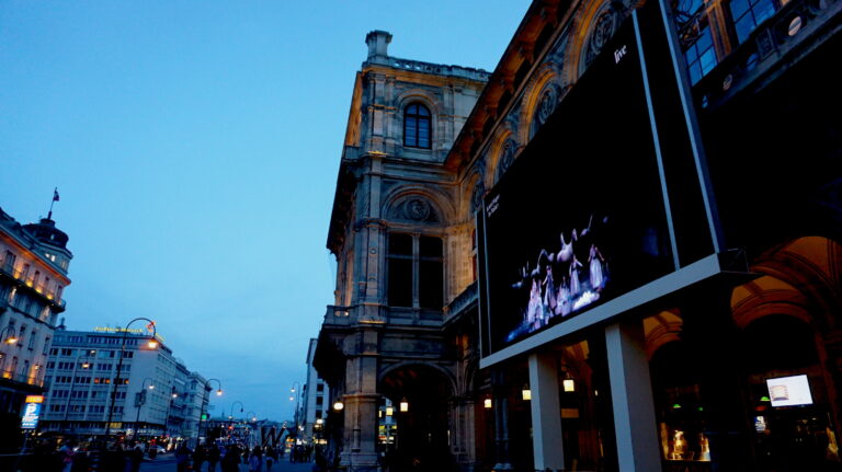 ウィーン国立歌劇場の「野外オペラ」が面白い！リアルタイムで上映中の作品をスクリーンに投影。ワイン片手に楽しむ人たちも。