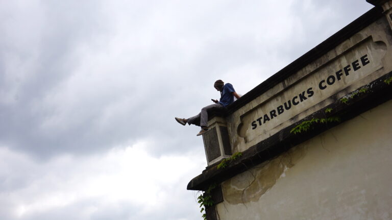 プラハ城内のスターバックスは、城壁からプラハの街を見下ろせる絶景ノマドスポット！