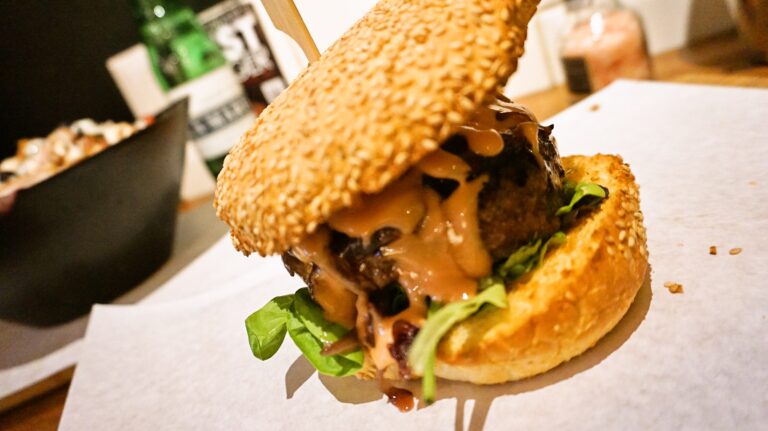 なんだこのバンズの美味さは！ アムステルダム１位のバーガー店「LOMBARDO’S」のボリュームに大満足