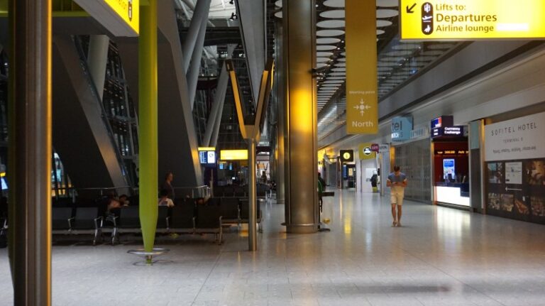 ロンドン・ヒースロー空港で宿泊できる？ 治安は？ ターミナル５で夜明かししてみた結果
