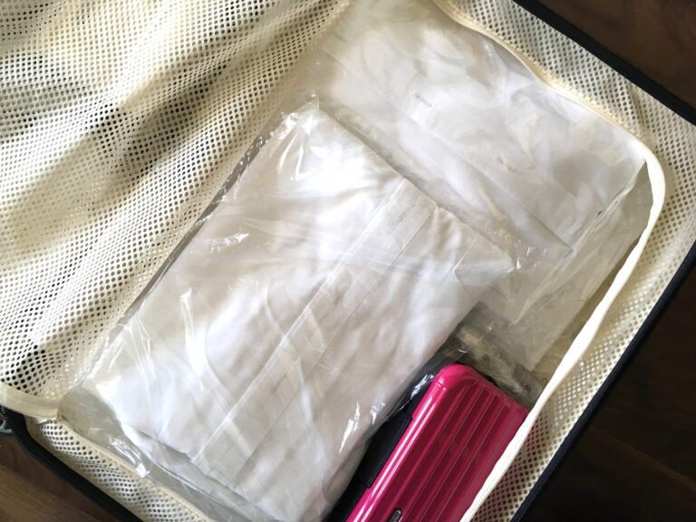 スーツケースに何を詰めるか。それはその時の自分にとって一番大事なものは何なのか？を把握する行為なのだと思う。