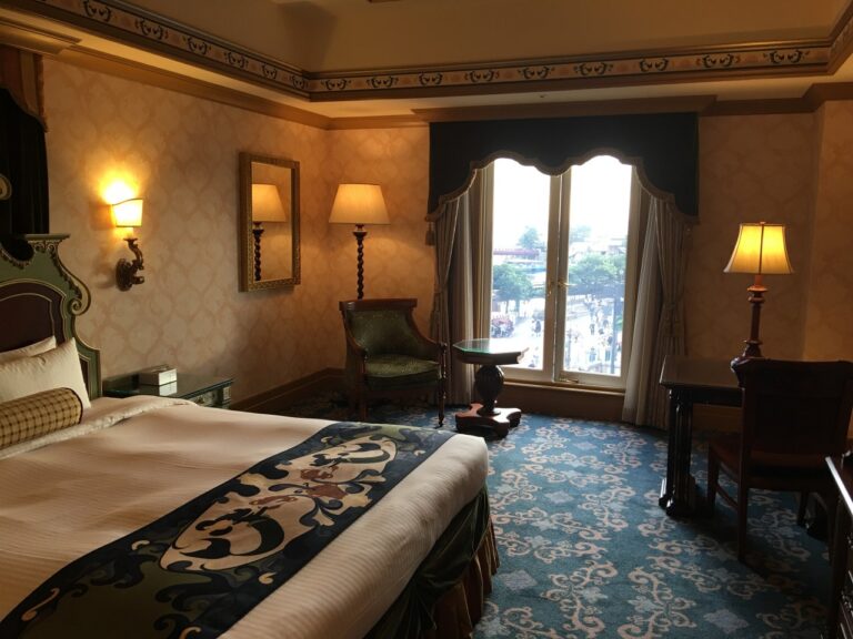 ミラコスタホテルの窓から、真夜中のディズニーシーを眺めて学んだこと。