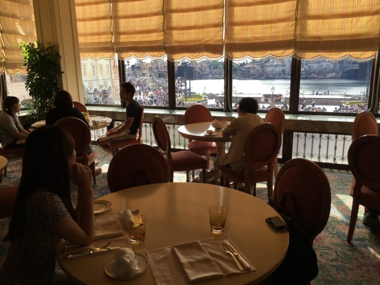 ミラコスタでショーが見えるレストラン「ベッラヴィスタ・ラウンジ」でランチをしてきました。