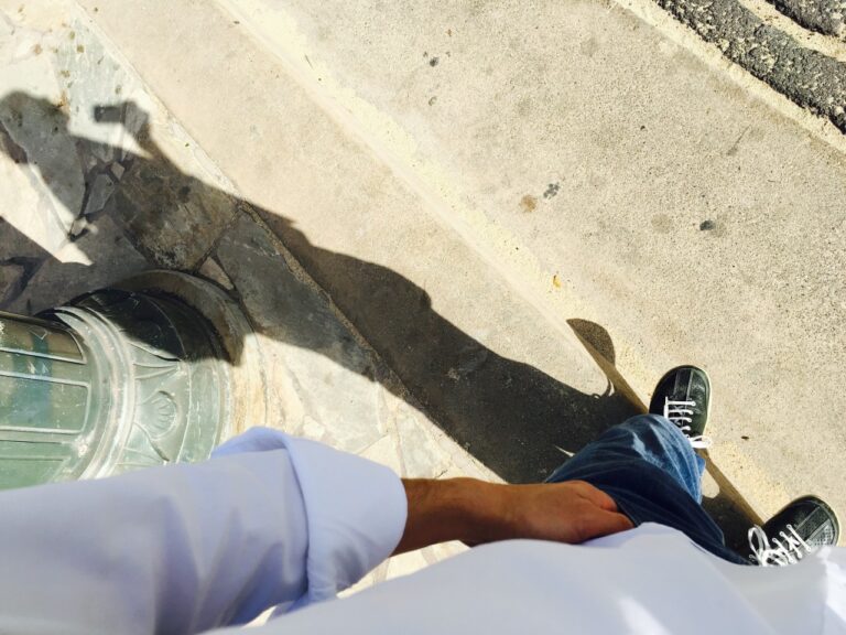 僕が海外でも「基本、白シャツ」で行動するようになった理由