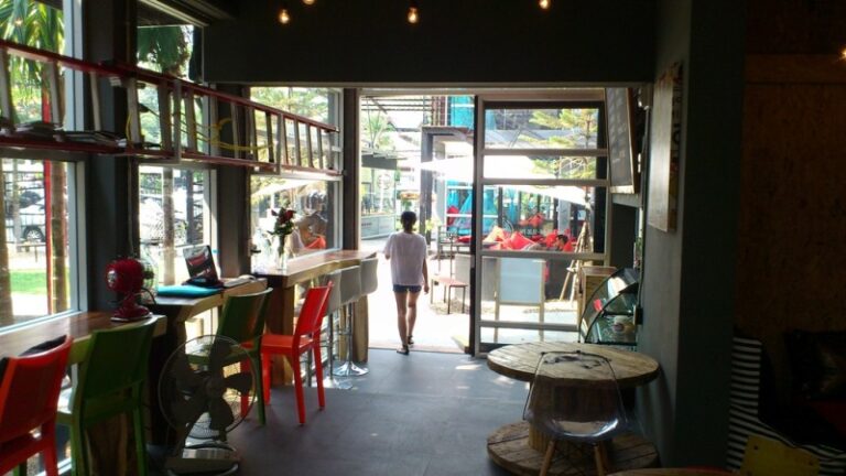 「青春を掴み取る力を、今すぐに手に入れねばならならない」とチェンマイの学生街・ニマンヘミンを歩きながら決意する