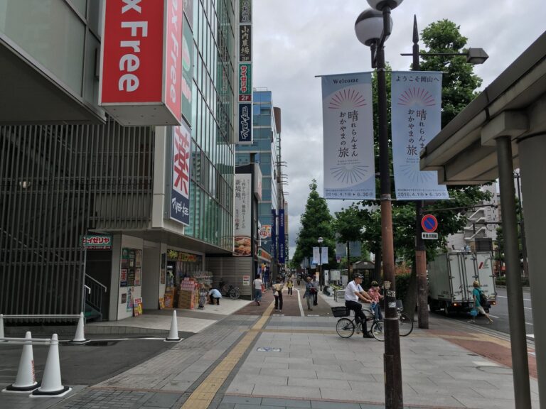 岡山市内のカフェを転々としながら、収益構造の分散化を考えている。