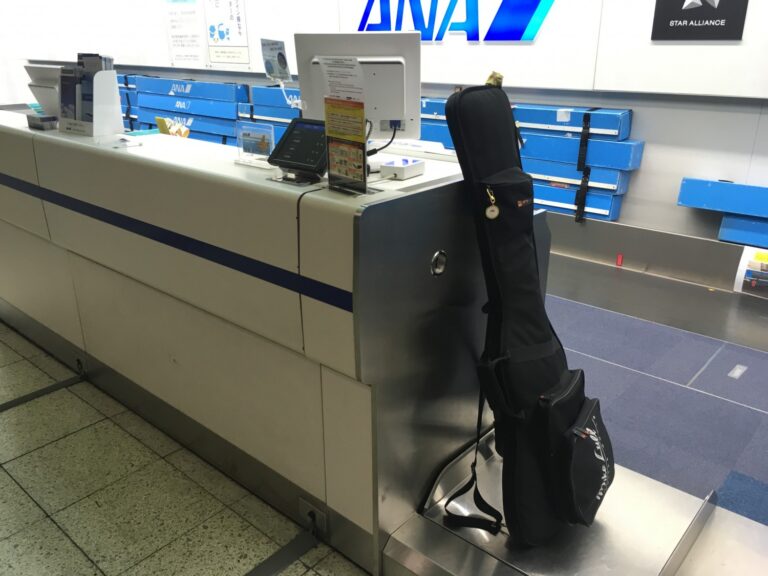 国内線にベースを預けて飛んでみた！ 預け入れの様子や料金について解説【ANA／JAL編】