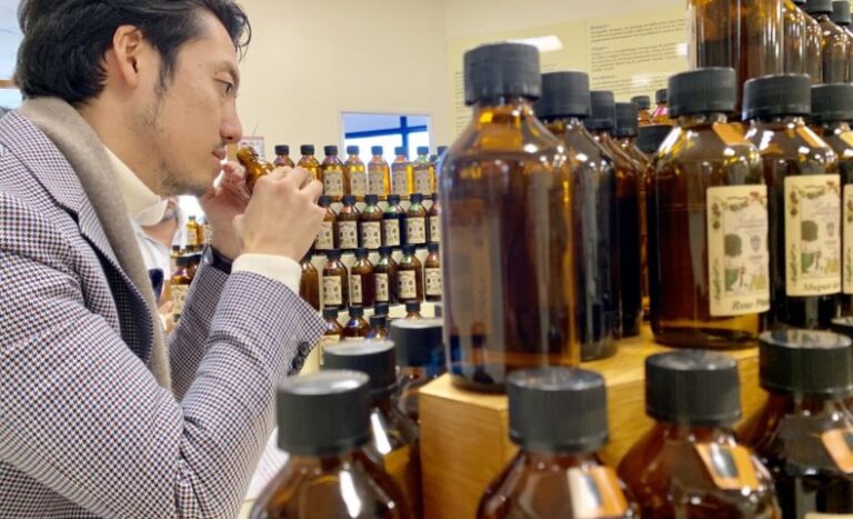 香水の都・グラースの老舗工房「GALIMARD」で、オリジナル香水を作るワークショップに参加しました。