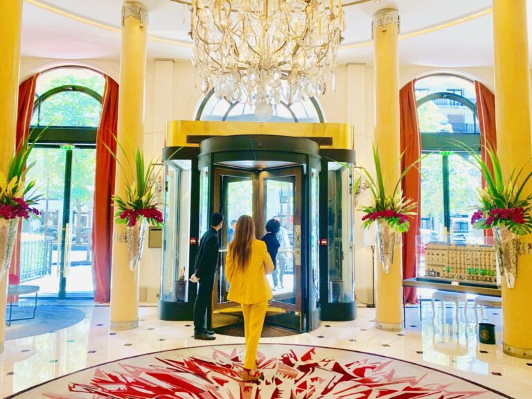 パリのパラスホテル「プラザ・アテネ（Hôtel Plaza Athénée）」のジュニアスイートに家族で宿泊しました。