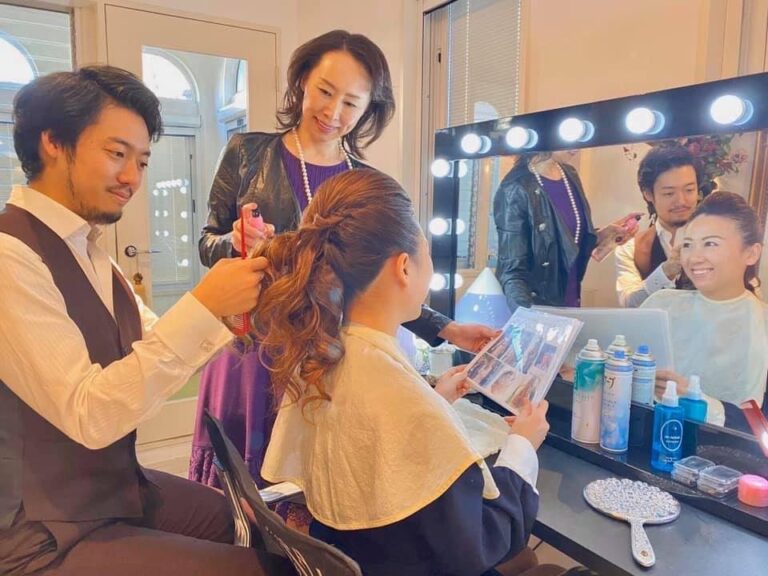 女性の髪を巻けるような紳士になるために。ブロッキングやホットカーラーの使い方を学んできました。