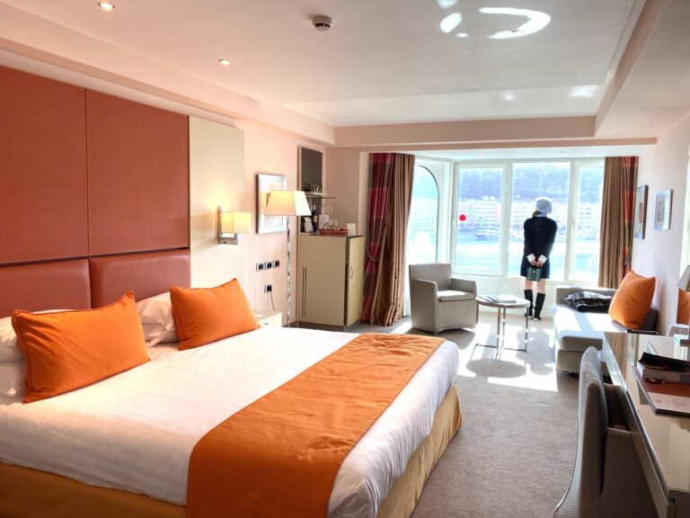 美しいエルキュール港を臨む４つ星ホテル「Hotel Port Palace（ポートパレスホテル）」に宿泊しました。