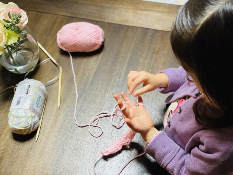 ４歳で編み物はできる？ダイソーの毛糸と棒針で挑戦してみた。