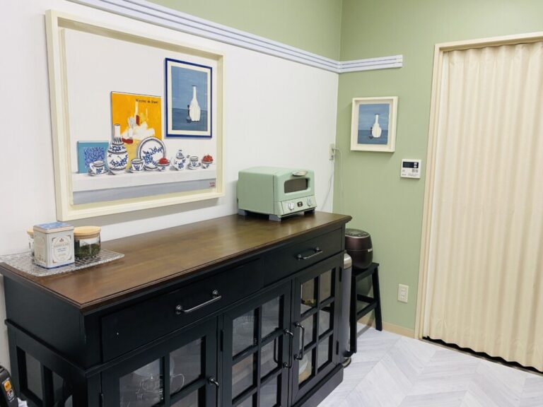 キッチンスペースに笹尾光彦さんの絵を飾りました。