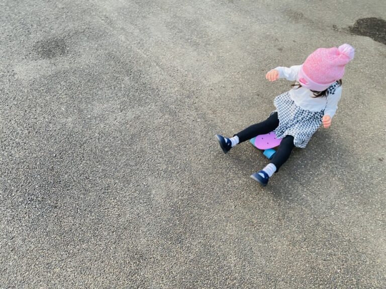 4歳娘のリクエストでピンクのスケートボードを買いました。新しい移動手段が増えるたのしさ。
