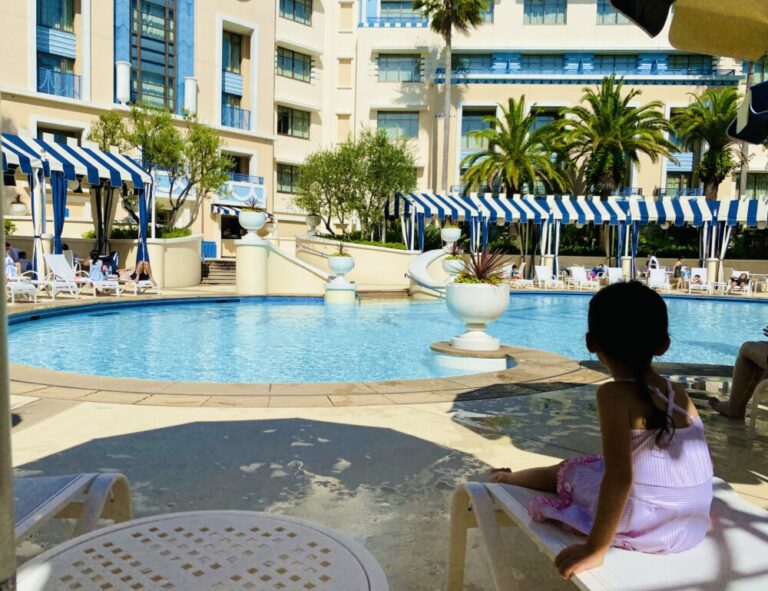 アンバサダーホテルのガーデンプール！5歳娘と家族で行ってた。なんとチェックイン前から利用できる