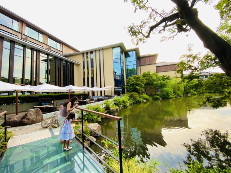 フォーシーズンズ京都 日本庭園「積翠園」の鯉に餌やりをしました