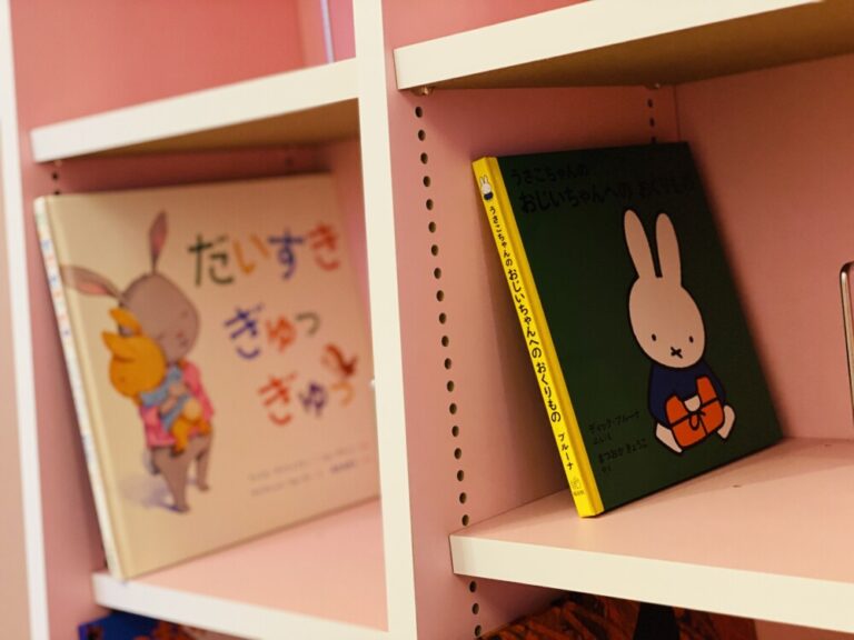 ピンクの本棚を2つ組立て、ペンキを塗った押し入れに設置しました｜DAY54