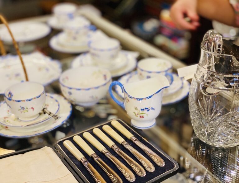 アフタヌーンティーセットを求めて、静岡でアンティークショップ巡り