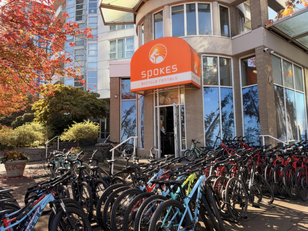 スタンレーパークの入口近くにある自転車レンタル店Spokes Bicycle Rentalsの店先