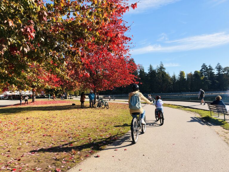 【バンクーバー】スタンレーパークを子連れでサイクリング｜紅葉の秋に走った1周約9kmのルートと、自転車レンタル「Spokes」の借り方