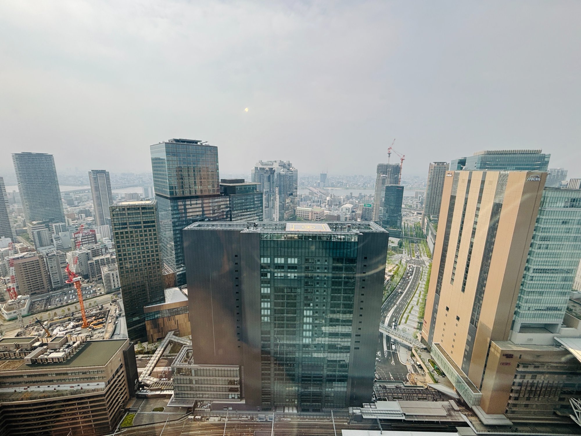 客室の窓から見下ろした梅田の高層ビルと、下を通る線路