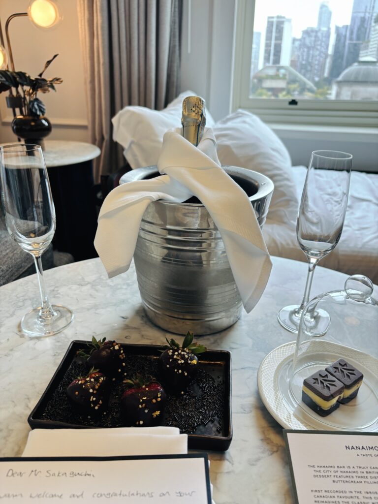 部屋に用意されていたシャンパンとチョコレートのいちご