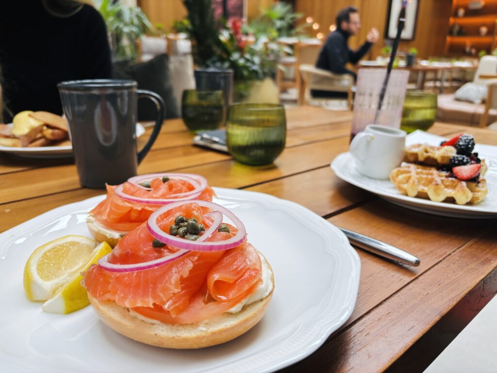 スモークサーモンのベーグルとワッフルの朝食