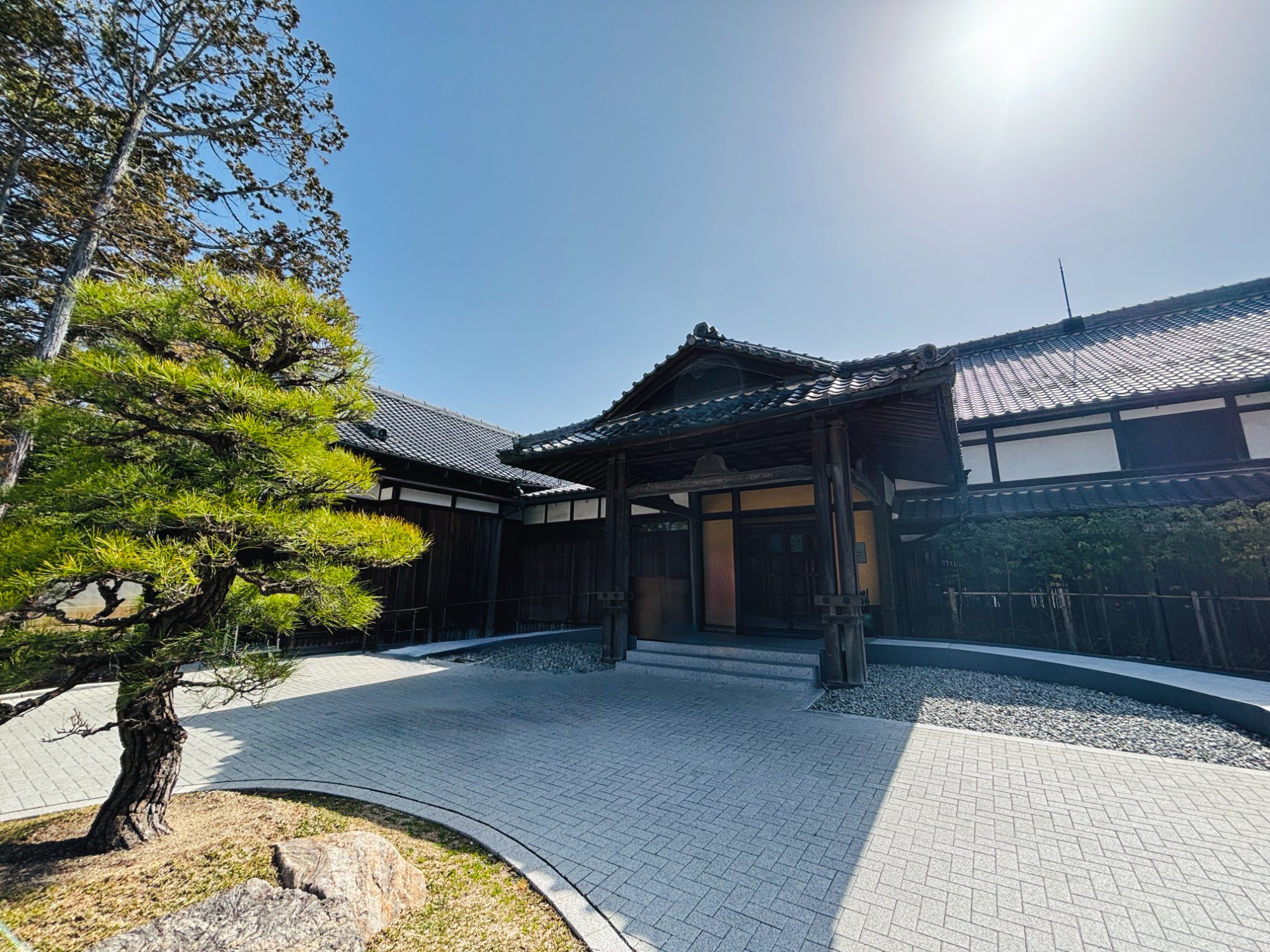 紫翠 ラグジュアリーコレクションホテル 奈良の、瓦屋根の旧知事公舎の玄関と松の木