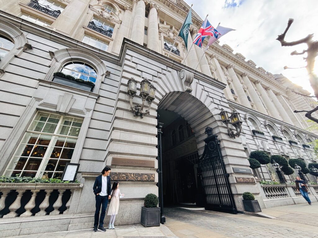 ハイ・ホルボーン通りに面したローズウッド・ロンドンのアーチの入口と、その前に立つ父と娘